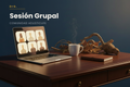 Sesión Grupal DrG. — escritorio de estudio con laptop mostrando una retícula de participantes en videollamada, taza y botánicos secos